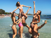 Alessandra Ambrosio szaleje na plaży ze znajomymi
